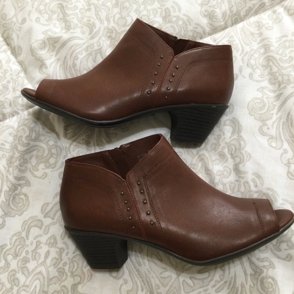 Easy Street Peep Toe Side Zip Brown Booties 7.5W